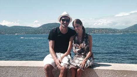 Sehr vertraut posieren Mats Hummels und Cathy Fischer für ein gemeinsames Foto.