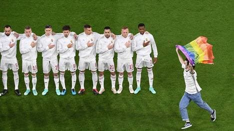 Während der ungarischen Nationalhymne stürmt ein Flitzer den Rasen der Münchner Arena