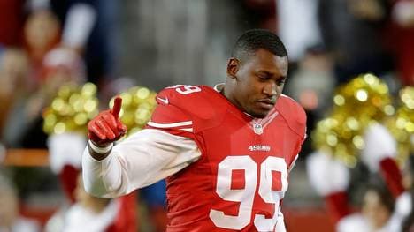 Aldon Smith von den San Francisco 49ers hebt den Finger