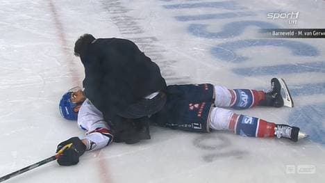 Matthias Plachta lag nach dem Pinizzotta-Check lange auf dem Eis