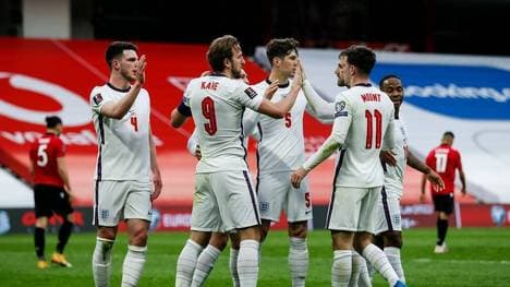 Harry Kane (Nr. 9 ) und Mason Mount (Nr. 11) erzielen die Tore für England