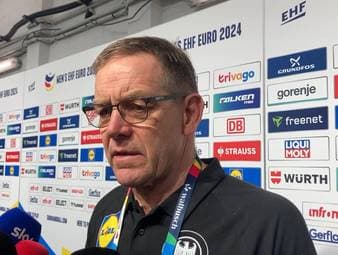 Nachdem DHB-Star Juri Knorr sich nach dem verlorenen EM-Halbfinale selbstkritisch äußerte, nimmt ihn Bundestrainer Alfred Gislason in Schutz.