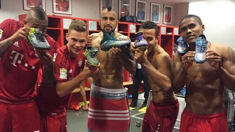 Boateng, Kimmich, Vidal, Thiago und Costa (von links) fotografierten sich mit ihren Schuhen
