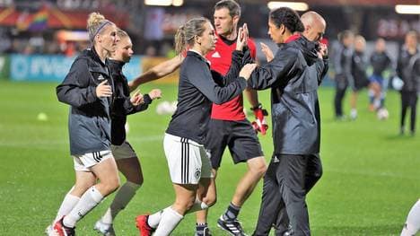 Lena Goeßling (M.) äußerst scharfe Kritik an Bundestrainerin Steffi Jones (r.)