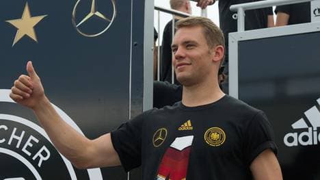 Statt Party in Berlin genießt Manuel Neuer jetzt die Sonnenstrahlen auf Mykonos.