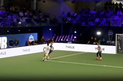 Irrer Fallrückzieher lässt Kommentator schwärmen