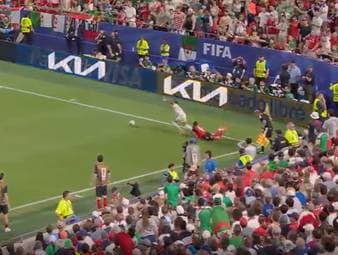 Bei der Entstehung des zwischenzeitlichen 1:1 für Algerien gegen Österreich scheint die Eckfahne offenbar auf der Seite der Nordafrikaner zu sein.