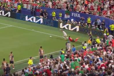 Skurrile Szene! Hier sammelt die Eckfahne einen Assist