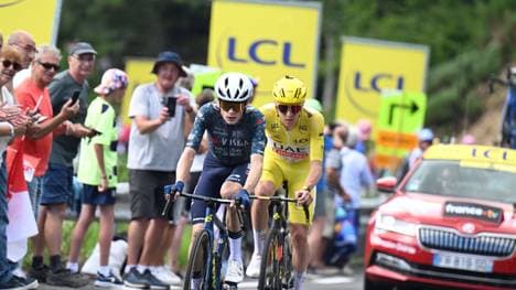 Tadej Pogacar (r.) und Jonas Vingegaard (l.) sind die großen Favoriten auf der 14. Etappe