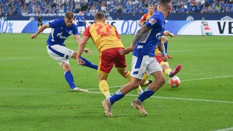 Simon Terodde (l.) erzielte gegen den KSC sein 150. Zweitliga-Tor