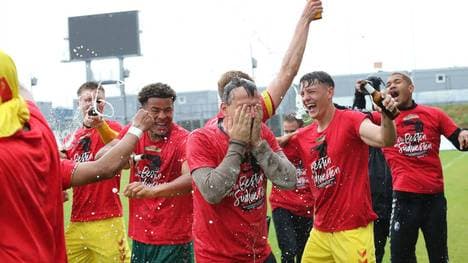 Christian Preußer bekam nach dem Aufstieg mit Freiburg eine Bierdusche verpasst