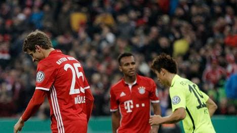 Thomas Müller  (l.) verschoss gegen Augsburg schon den sechsten Elfmeter in Folge