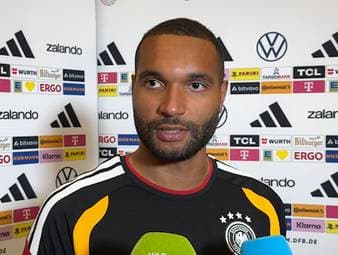 Jonathan Tah verrät die Anforderungen des Bundestrainers an ihn und warum ein erfolgreicher Bayern-Block immer auch gut für die Nationalmannschaft ist. 