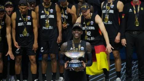 Dennis Schröder und das deutsche Team feierten ihren EM-Triumph