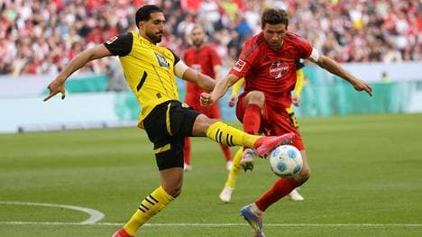 Thomas Müller im Zweikampf mit Emre Can (l.)