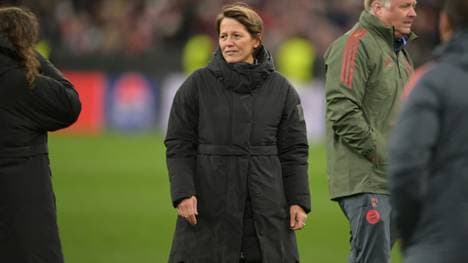 Bayerns Frauenfußballchefin Bianca Rech (m.)