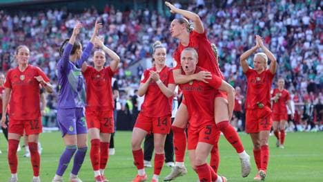 Die Bayern-Frauen bejubeln das Double