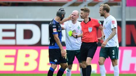 Klaus Gjasula (l.) sah gegen Bremen seine 17. Gelbe Karte in dieser Saison