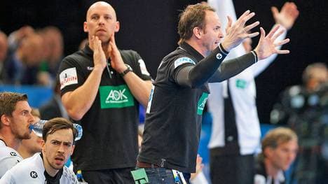 Schlussphase gegen Katar: Bundestrainer Dagur Sigurdsson fuchtelt, sein Co Axel Kromer bangt