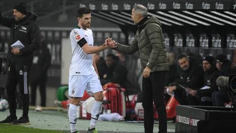 Jonas Hofmann (l.) kommt laut eigener Aussage sehr gut mit Trainer Adi Hütter aus