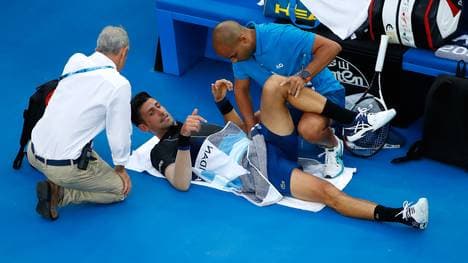 Novak Djokovic muss sich gegen Albert Ramos-Vinolas behandeln lassen