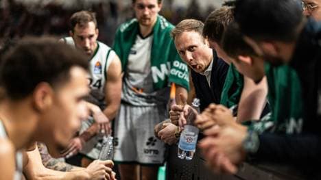 Jacques Schneider spricht zu seinem Team