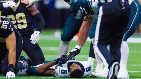 Philadelphia Eagles DeVonta Smith am Boden