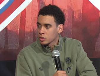 Bei einem Fanklub-Treffen spricht Jamal Musiala über sein bevorstehendes Comeback nach langer Verletzung. Der Bayern-Star brach sich im Klub-WM-Viertelfinale gegen PSG das Wadenbein.