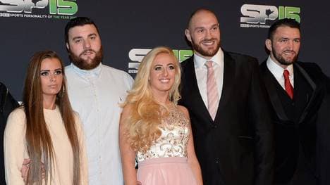 Tyson Fury (2.v.r.) und seine Brüder Shane (l.) und Hughie gaben eine recht bizarre Familien-Audienz