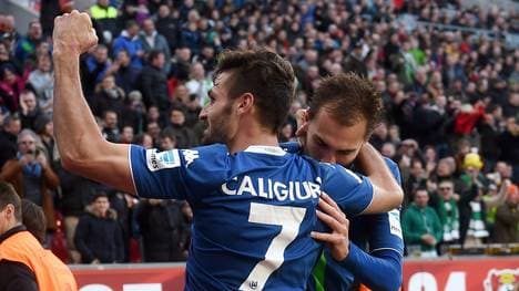 Die Wolfsburger Daniel Caligiuri (l.) und Bas Dost bejubeln ein Auswärtstor
