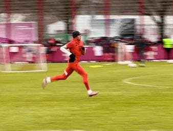 Jamal Musiala hat am Teamtraining des FC Bayern München teilgenommen. Nach seiner schweren Verletzung bei der Klub-WM strebt der Dribbelkünstler ein Comeback im Januar an.