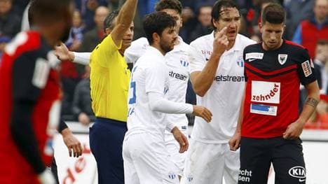 Sandro Wieser (r.) ist bis Ende Februar gesperrt