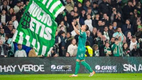 Antony jubelt vor den Betis-Fans