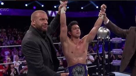 WWE-Legende Triple H (l.) überreicht TJ Perkins den neuen Cruiserweight Title