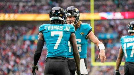 Jacksonville Jaguars v New England Patriots International Series 20 10 2024. Touchdown, Jacksonville Jaguars wide receiver Brian Thomas Jr. (7) with Jacksonville Jaguars quarterback Trevor Lawrence (16) during the International Series match between Jacksonville Jaguars and New England Patriots at Wembley Stadium, London, England on 20 October 2024. Editorial use only , Copyright: xJasonxBrownx PSI-20618-0043