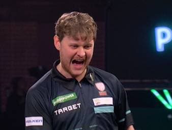 Kevin Doets setzt sich in der ersten Runde der Darts-WM gegen Matthew Dennant durch und trifft somit in der nächsten Runde auf die WM-Überraschung David Munyua aus Kenia.