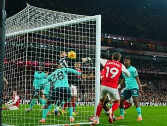 Spätes Drama! Slapstick-Eigentore retten Arsenal