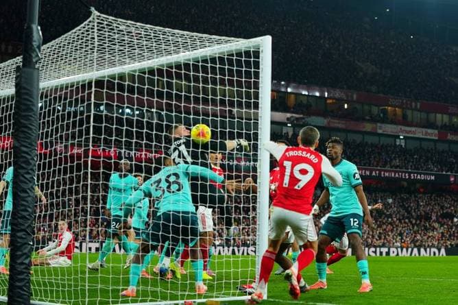 Spätes Drama! Slapstick-Eigentore retten Arsenal