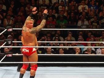 Beim WWE-Titelmatch zwischen Österreich-Star Gunther und Legende Randy Orton zelebrieren die Fans in Berlin eine gigantische La Ola. Orton treibt den Moment auf die Spitze.