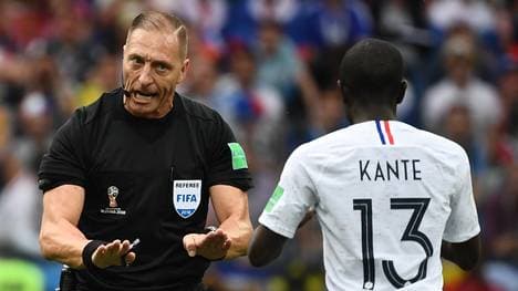 Der argentinische Schiedsrichter Nestor Pitana leitet das WM-Finale 