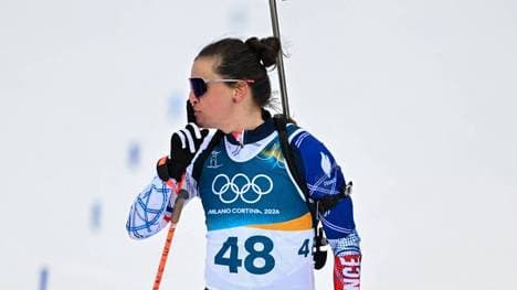 Biathlon-Star Julia Simon wendet sich mit ihrer Jubelgeste bei den Olympischen Winterspielen an ihre Kritiker