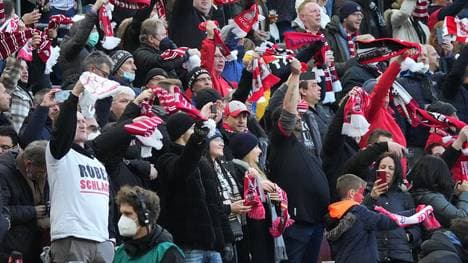 Der Stadionsprecher in Köln musste mehrfach darauf hinweisen, dass die Maske auch auf dem Sitzplatz getragen werden muss. Kaum jemand hielt sich daran