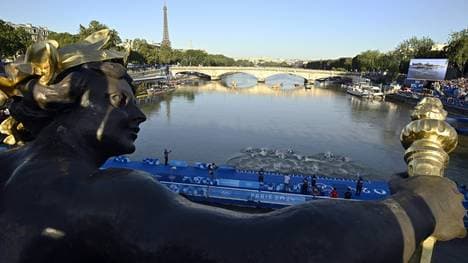 Die Triathleten schwimmen in der Seine