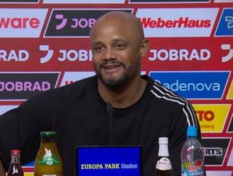 Nach dem Sieg gegen Freiburg trägt Serge Gnabry eine Fan-Hose mit dem Gesicht von Leon Goretzka. Auf der Pressekonferenz sorgt dies für Verwirrung bei Vincent Kompany, der mehrfach ungläubig nachfragt, ob er die Frage richtig verstanden hat.