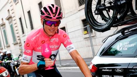 Christopher Froome gönnte sich bereits auf der Schlussetappe ein Siegerschlückchen