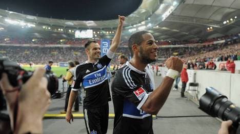 Dennis Aogo (vorn) und Heiko Westermann bedanken sich bei den HSV-Fans