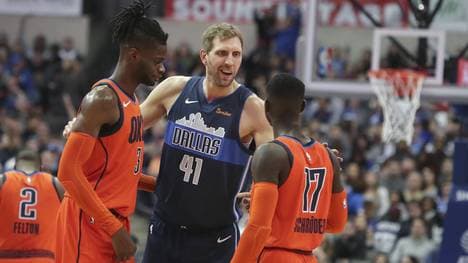 Dennis Schröder hofft, dass Dirk Nowitzki in der NBA noch ein Jahr dran hängt