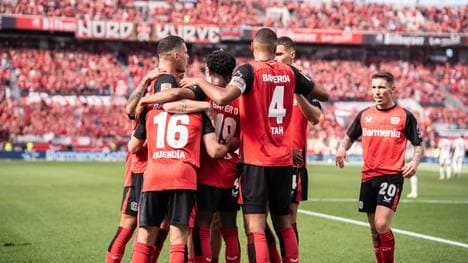 Die Werkself feiert ihren zweiten Treffer gegen den FC Augsburg