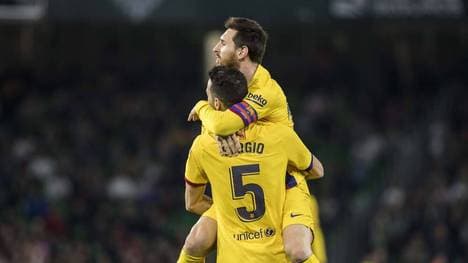 Sergio Busquets herzt Lionel Messi