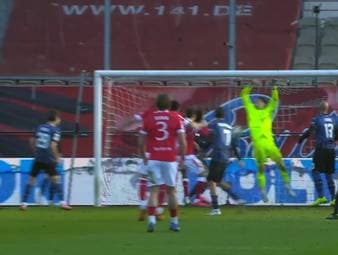 Tor oder nicht? Eine umstrittene Szene in der 3. Liga sorgt für heftige Diskussionen. Nach der Entscheidung kommt es auf dem Platz zu Tumulten und hitzigen Auseinandersetzungen.